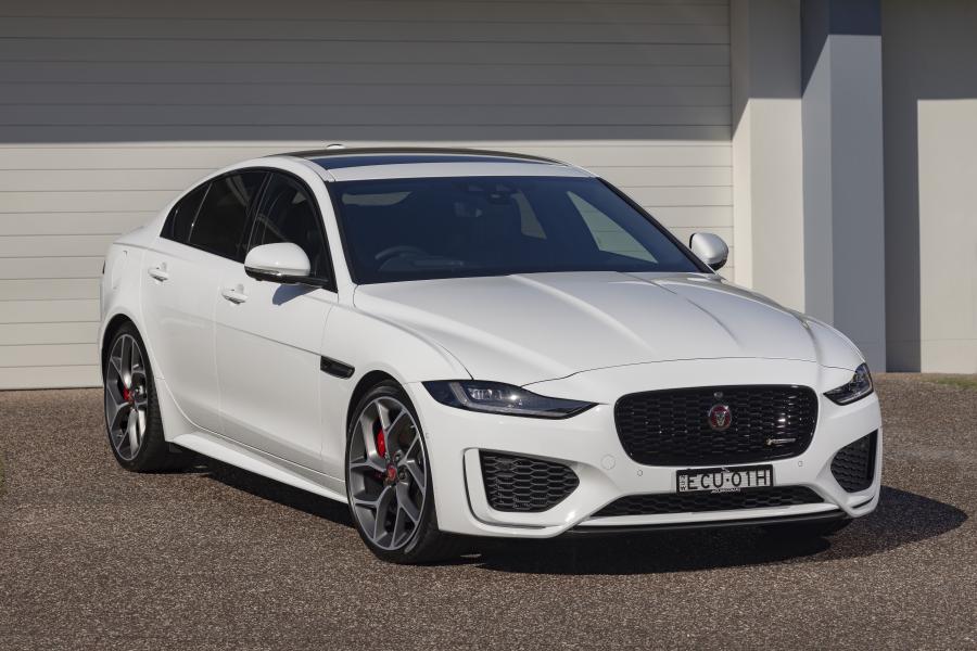  Jaguar XE P300 R-Dynamic 2019 года  (AU) (фото 31 из 40)